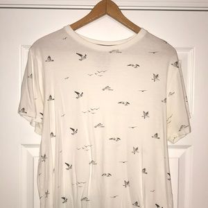 White T-shirt with seagulls! Large in men’s!